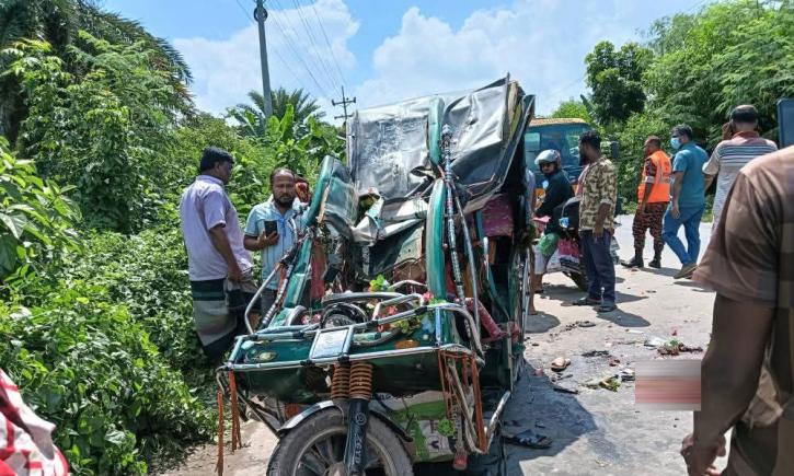 খুলনায় পিকআপ-ইজিবাইক সংঘর্ষ, নিহত ৩