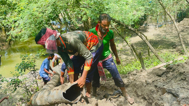 শ্যামনগরে বেড়িবাঁধে ছিদ্রকারী ‘নাইন্টি পাইপ’ উচ্ছেদ অভিযান 