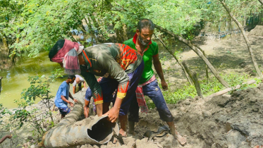 শ্যামনগরে বেড়িবাঁধে ছিদ্রকারী ‘নাইন্টি পাইপ’ উচ্ছেদ অভিযান 