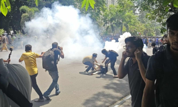 প্রকৌশল শিক্ষার্থীদের মিছিলে পুলিশের বাধা, টিয়ার শেল-সাউন্ড গ্রেন