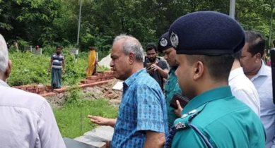 এ কী ইট লাগাইছেন, শহীদদের কবরের ওপর এভাবে দুর্নীতি করছেন?