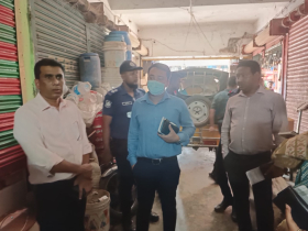 যশোরে পরিবেশ অধিদপ্তরের অভিযানে ১৩০৬ কেজি  পলিথিন জব্দ
