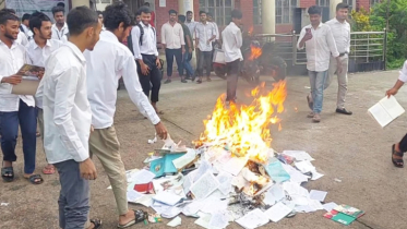 ‘অসমাপ্ত আত্মজীবনী’সহ চার শতাধিক বই পোড়ালেন শিক্ষার্থীরা