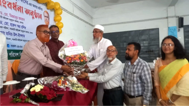 চোখের জলে অবসরে যাওয়া প্রিয় শিক্ষককে বিদায়