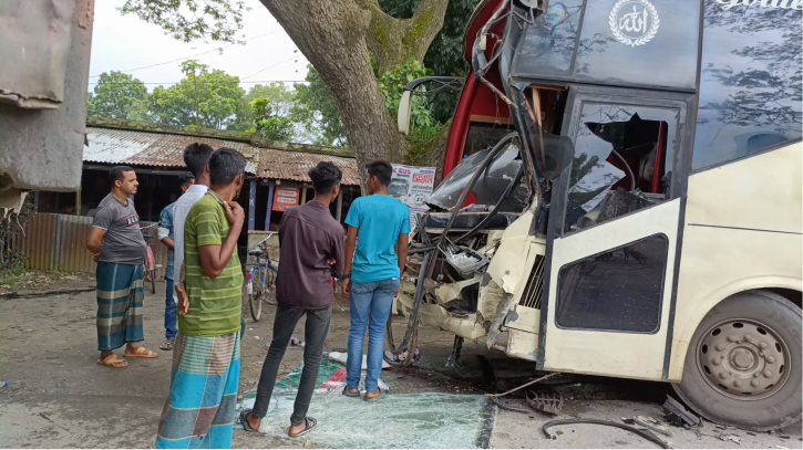 মহেশপুরে বাস-ট্রাকের সংঘর্ষে আহত ১৫ 
