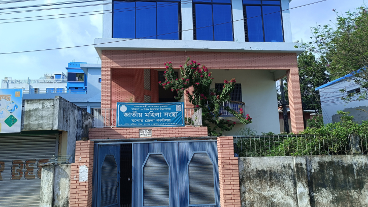 অফিস সহকারীর প্রতাপে ‘অসহায়’ জেলা কর্মকর্তা!