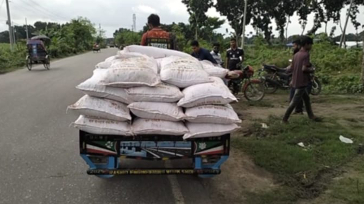 কালীগঞ্জে কৃষি কর্মকর্তার যোগসাজশে সার পাচার কালীগঞ্জে কৃষি কর্মকর্তার যোগসাজশে সার পাচার