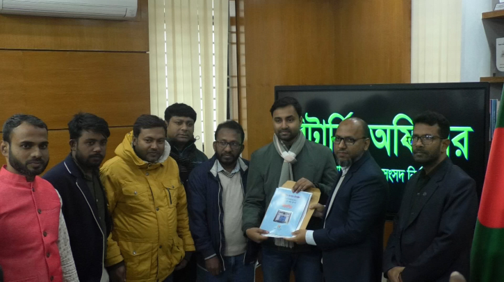 য‌শোর-৩ আস‌নে ম‌নোনপত্র সংগ্রহ এন‌সিপির কেন্দ্রীয় সদস্য খা‌লিদ সাইফুল্লাহ জু‌য়ে‌লের