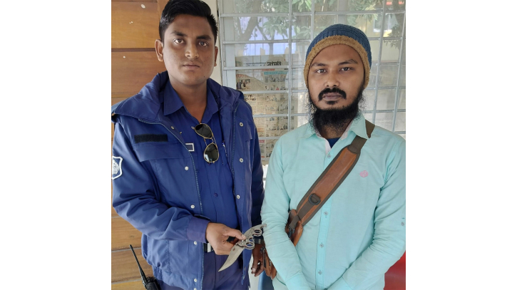 যশোর জেনারেল হাসপাতাল থেকে বার্মিজ চাকুসহ যুবক আটক