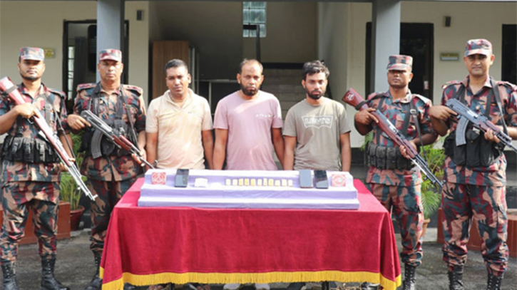 যশোরে কোটি টাকা মূল্যের স্বর্ণের বারসহ আটক তিন যশোরে কোটি টাকা মূল্যের স্বর্ণের বারসহ আটক তিন