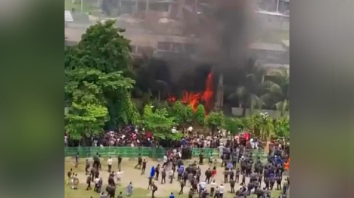 উত্তরায় বিমান বিধ্বস্তে অনেক হতাহতের শঙ্কা উত্তরায় বিমান বিধ্বস্তে অনেক হতাহতের শঙ্কা