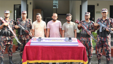 যশোরে কোটি টাকা মূল্যের স্বর্ণের বারসহ আটক তিন