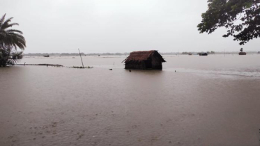 পাইকগাছায় ভারী বর্ষণে হাজার হাজার মৎস্য ঘের প্লাবিত
