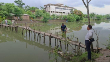 ফেসবুকে ঝুঁকিপূর্ণ বাঁশের সাঁকোর পোস্ট