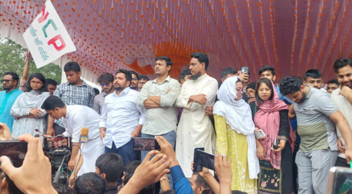 গোপালগঞ্জে সমাবেশ মঞ্চে নাহিদ-হাসনাত-সারজিসরা গোপালগঞ্জে সমাবেশ মঞ্চে নাহিদ-হাসনাত-সারজিসরা