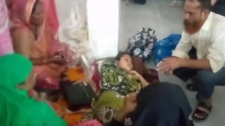 টাকার জন্য শরীরে ফুটন্ত ভাত ঢেলে দিলেন স্বামী টাকার জন্য শরীরে ফুটন্ত ভাত ঢেলে দিলেন স্বামী
