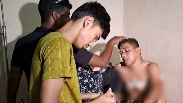 আ.লীগ নেতাকে ধরতে গিয়ে বটির আঘাতে আহত এসআই আ.লীগ নেতাকে ধরতে গিয়ে বটির আঘাতে আহত এসআই
