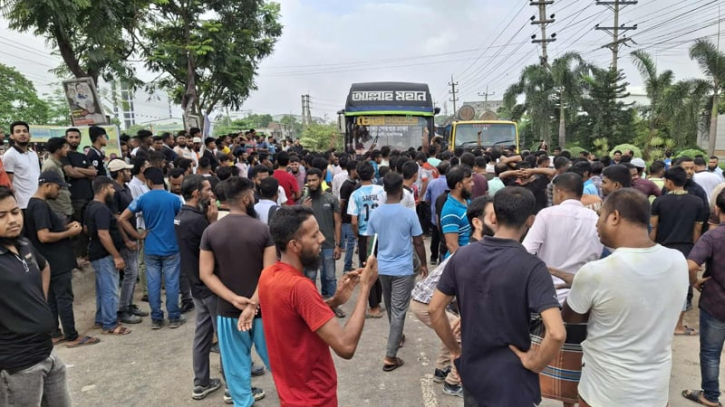 গাজীপুরে মহাসড়ক অবরোধ করে শ্রমিকদের বিক্ষোভ গাজীপুরে মহাসড়ক অবরোধ করে শ্রমিকদের বিক্ষোভ