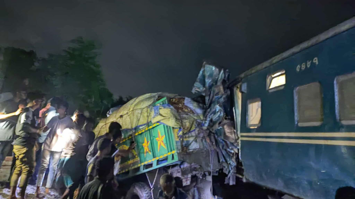 খুলনায় ট্রেন-ট্রাক সংঘর্ষে ১ জন নিহত, সারা দেশের সঙ্গে রেল যোগাযোগ বন্ধ খুলনায় ট্রেন-ট্রাক সংঘর্ষে ১ জন নিহত, সারা দেশের সঙ্গে রেল যোগাযোগ বন্ধ
