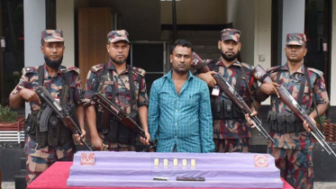 যশোরে সোনার বারসহ পাচারকারী আটক