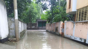 সাতক্ষীরায় টানা বৃষ্টিতে বিপর্যস্ত জনজীবন