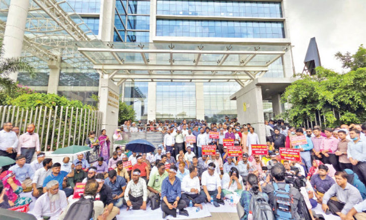 এনবিআরে দ্বিতীয় দিনের মতো চলছে ‘কমপ্লিট শাটডাউন’ কর্মসূচি এনবিআরে দ্বিতীয় দিনের মতো চলছে ‘কমপ্লিট শাটডাউন’ কর্মসূচি