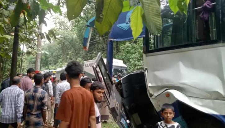 চকরিয়ায় বাস-মাইক্রোবাস মুখোমুখি সংঘর্ষে নিহত ৫