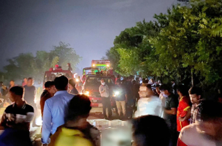 দলীয় সভা শেষে বাড়ি ফেরার পথে ট্রাকচাপায় তিন বিএনপিকর্মী নিহত দলীয় সভা শেষে বাড়ি ফেরার পথে ট্রাকচাপায় তিন বিএনপিকর্মী নিহত