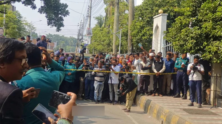 খুলনায় আদালতের সামনে কুপিয়ে ও গুলি করে ২ জনকে হত্যা