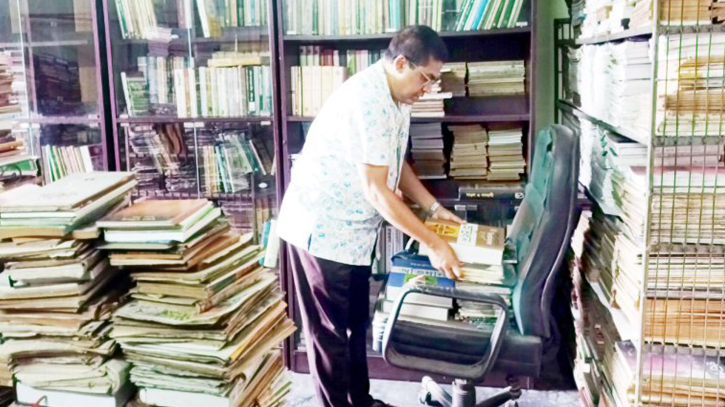 বিচিত্র-রকমারি হাজার হাজার বইয়ের বসতি  ইবির অধ্যাপক মাহবুব মুর্শিদের ‘বইবাড়ি’