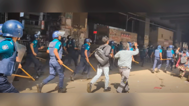 প্রেসক্লাবের সামনে এমপিওভুক্ত শিক্ষক-কর্মচারীদের সরাতে লাঠিপেটা করল পুলিশ