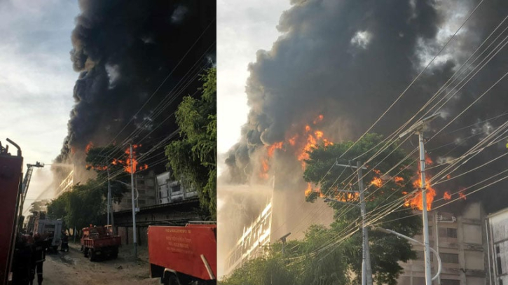 চট্টগ্রাম ইপিজেডে কারখানায় আগুন, নিয়ন্ত্রণে ফায়ার সার্ভিসের ১৫ ইউনিট চট্টগ্রাম ইপিজেডে কারখানায় আগুন, নিয়ন্ত্রণে ফায়ার সার্ভিসের ১৫ ইউনিট