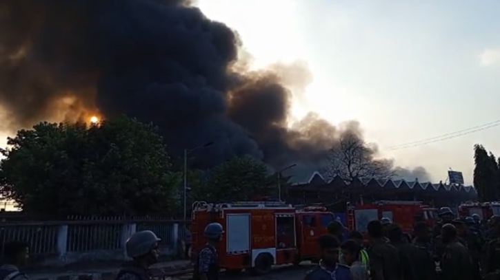 শাহজালাল বিমানবন্দরের আগুন নিয়ন্ত্রণে ফায়ার সার্ভিসের ৩১ ইউনিট