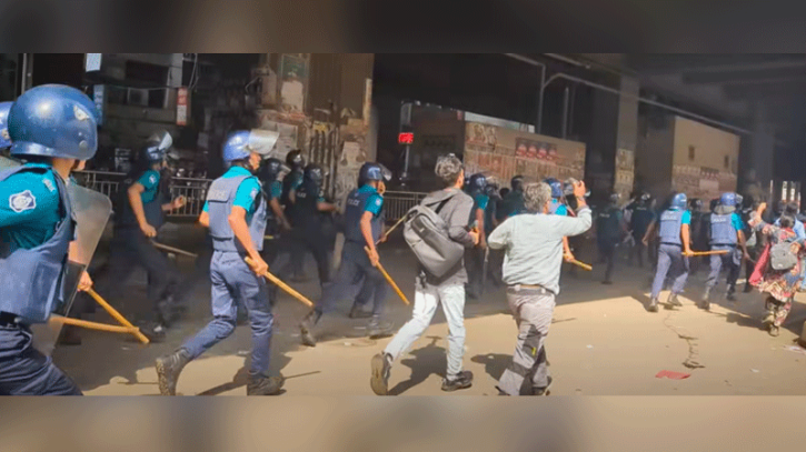 প্রেসক্লাবের সামনে এমপিওভুক্ত শিক্ষক-কর্মচারীদের সরাতে লাঠিপেটা করল পুলিশ প্রেসক্লাবের সামনে এমপিওভুক্ত শিক্ষক-কর্মচারীদের সরাতে লাঠিপেটা করল পুলিশ