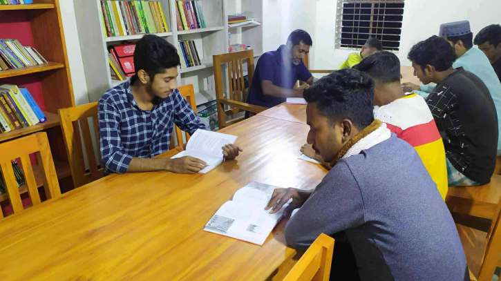 যেন এক শিক্ষক খালিয়া পাবলিক লাইব্রেরি