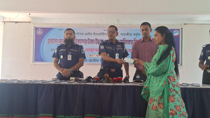 ১০৮টি মোবাইল ফোন মালিকদের কাছে হস্তান্তর ১০৮টি মোবাইল ফোন মালিকদের কাছে হস্তান্তর