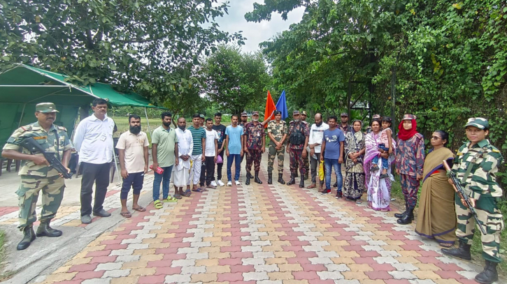 ভারতে অনুপ্রবেশকারী ১২ বাংলাদেশিকে হস্তান্তর ভারতে অনুপ্রবেশকারী ১২ বাংলাদেশিকে হস্তান্তর