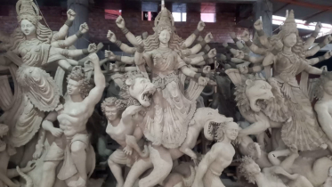 শিউলি ঝরা ঋতুতে প্রতিমা গড়ায় ব্যস্ত শিল্পীরা