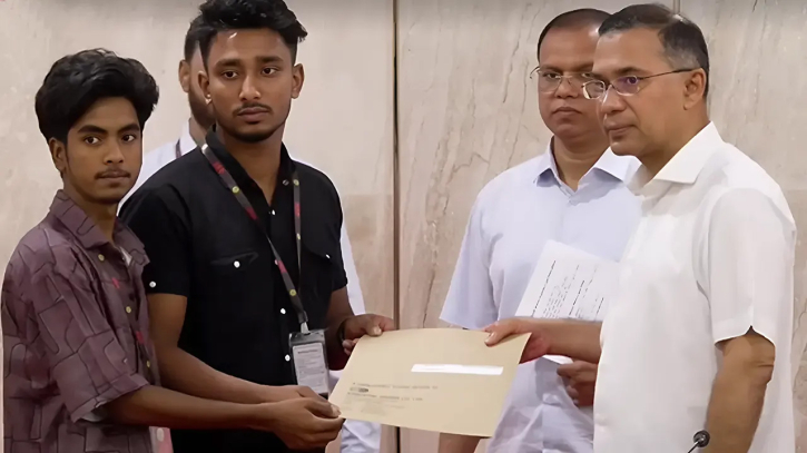 গুম-খুন ও জুলাই শহীদ পরিবারের ৭৪ জনের হাতে নিয়োগপত্র দিলেন প্রধানমন্ত্রী