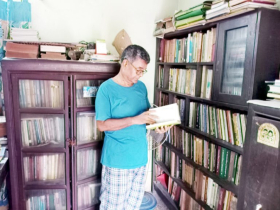 অধ্যাপক পাভেল চৌধুরী’র গ্রন্থাগারে বইয়ের প্রাচুর্য অধ্যাপক পাভেল চৌধুরী’র গ্রন্থাগারে বইয়ের প্রাচুর্য