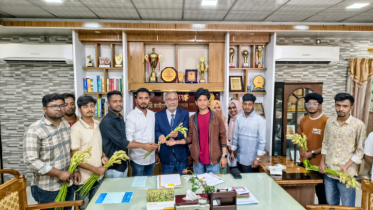 নির্বাচনশেষে এমএম কলেজে ফুলেল শুভেচ্ছা