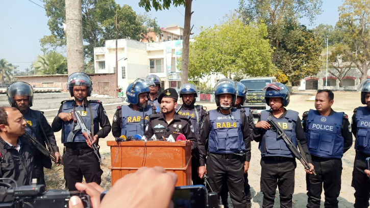 যশোর জেলা স্কুল অডিটোরিয়ামে র‍্যাব-৬ এর প্রেস ব্রিফিং ।