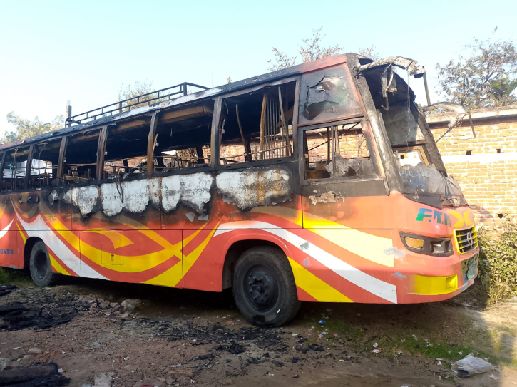 যশোরে পার্কিংয়ে থাকা বাসে অগ্নিসংযোগ,  ক্ষতি প্রায় ৫ লাখ টাকা