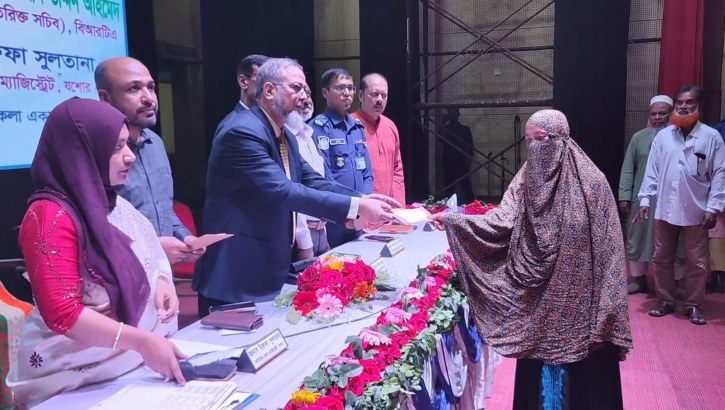 সড়ক দুর্ঘটনায় আহত-নিহত দেড় শ’ পরিবারের মাঝে চেক বিতরণ