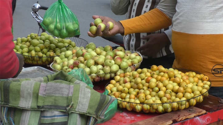 যশোর শহরের রাস্তা-ফুটপাত রঙিন বাহারি কুলের পসরায়