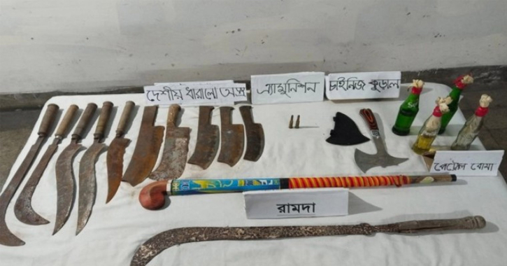 যশোরে যৌথ বাহিনীর অভিযানে বিপুল দেশীয় অস্ত্র ও বোমা উদ্ধার