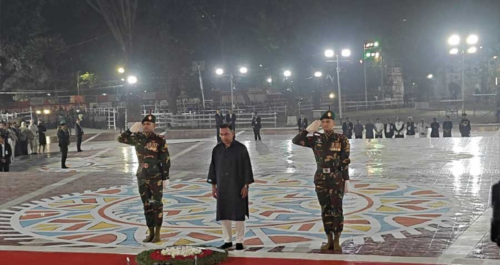 একুশের প্রথম প্রহরে শহীদ মিনারে প্রধানমন্ত্রীর শ্রদ্ধা