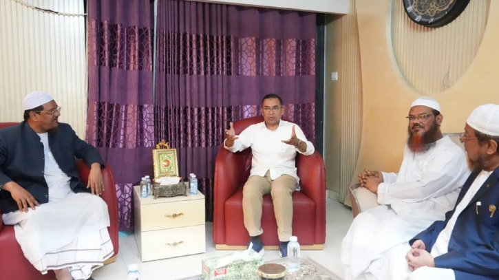 চরমোনাই পীরের বাসায় তারেক রহমান