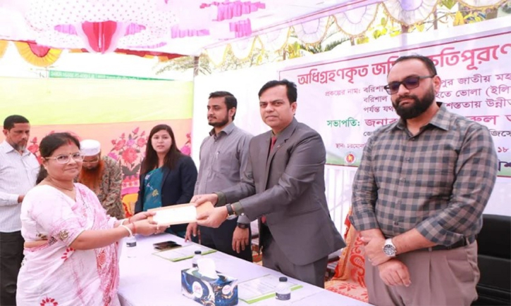 বরিশাল-ভোলা-লক্ষ্মীপুর মহাসড়ক প্রকল্পে জমি অধিগ্রহণের চেক বিতরণ