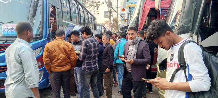 বগুড়া থেকে রাজধানীমুখী যাত্রীদের উপচে পড়া ভিড়